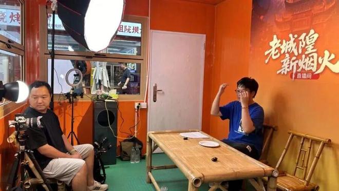 时凌晨三点就来！城隍庙开出“爷青回”市集不朽情缘mg网址为这口上海有人排队6小(图2)