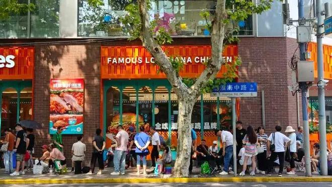 时凌晨三点就来！城隍庙开出“爷青回”市集不朽情缘mg网址为这口上海有人排队6小(图3)