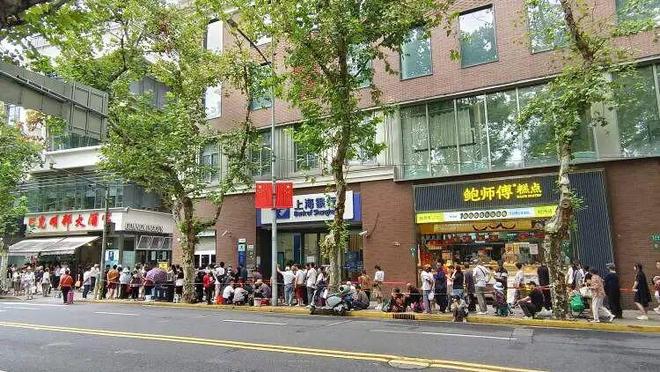 时凌晨三点就来！城隍庙开出“爷青回”市集不朽情缘mg网址为这口上海有人排队6小(图5)