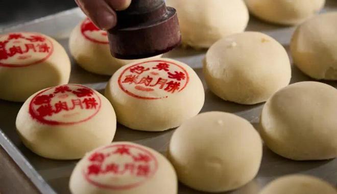 时凌晨三点就来！城隍庙开出“爷青回”市集不朽情缘mg网址为这口上海有人排队6小(图8)