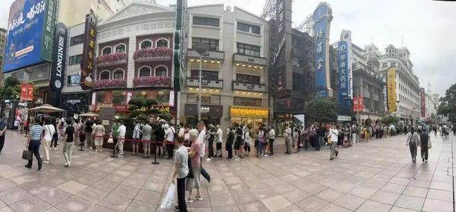 时凌晨三点就来！城隍庙开出“爷青回”市集不朽情缘mg网址为这口上海有人排队6小(图9)