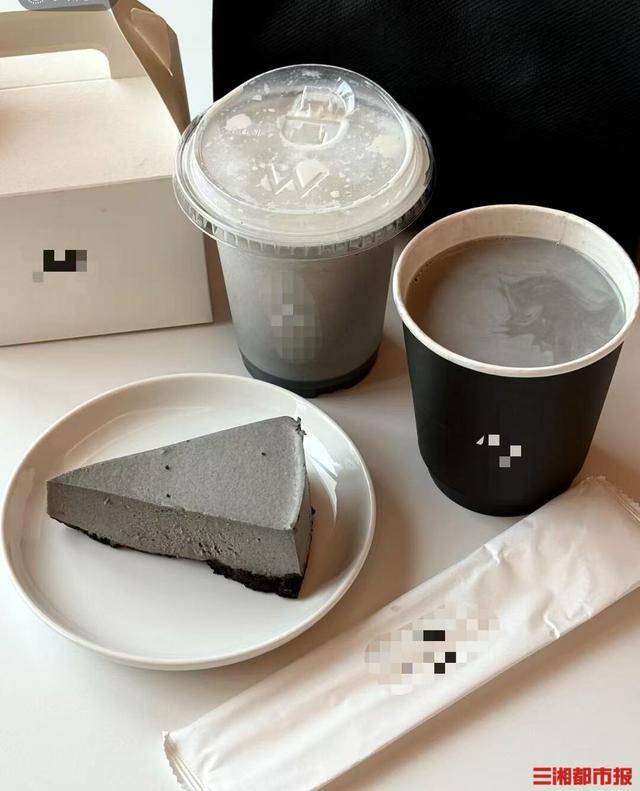 咖店、甜品店扎堆上新“五黑”产品 消费新观察不朽情缘游戏网站登录暖冬掀起“黑色养生风”茶(图2) 咖店、甜品店扎堆上新“五黑”产品 消费新观察不朽情缘游戏网站登录暖冬掀起“黑色养生风”茶(图2)