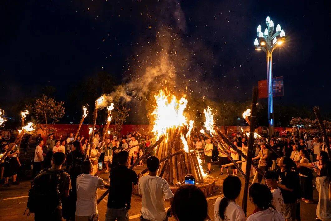 以！烟花、音乐会、篝火晚会解锁N种玩法→不朽情缘网站屯昌跨年夜元旦活动“香”当可(图5)